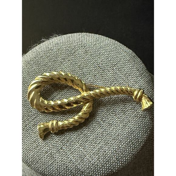 Vintage Rope Knot Braided Ribbon Twisted Bow Gold Tone Pin Brooch - Picture 1 of 3